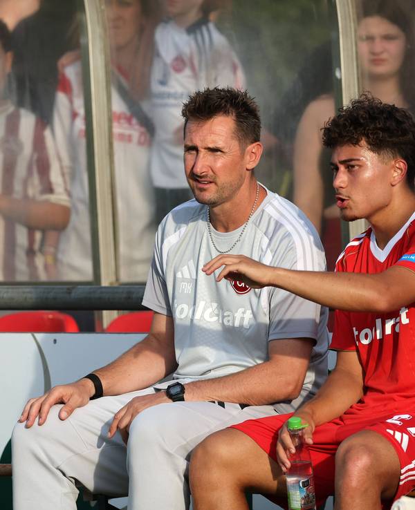 Justin von der Hitz im Gespräch mit Nürnberg-Coach Miroslav Klose.