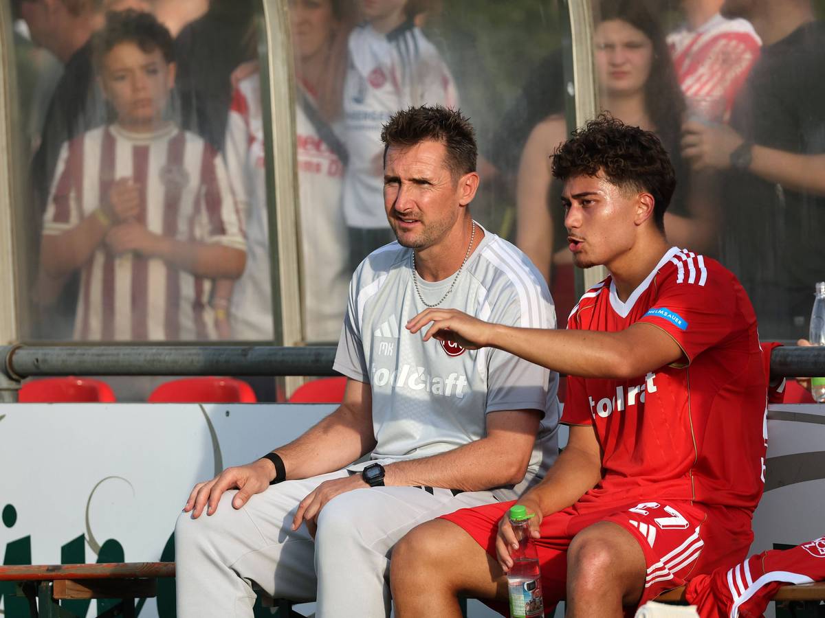Justin von der Hitz im Gespräch mit Nürnberg-Coach Miroslav Klose.