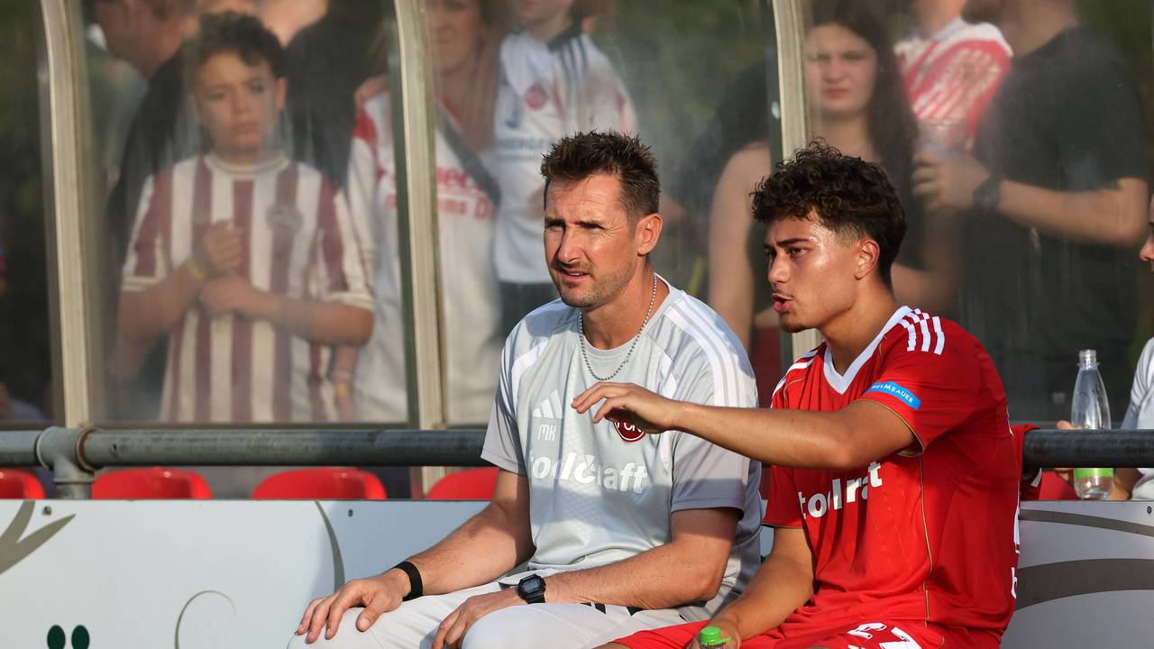 Justin von der Hitz im Gespräch mit Nürnberg-Coach Miroslav Klose.