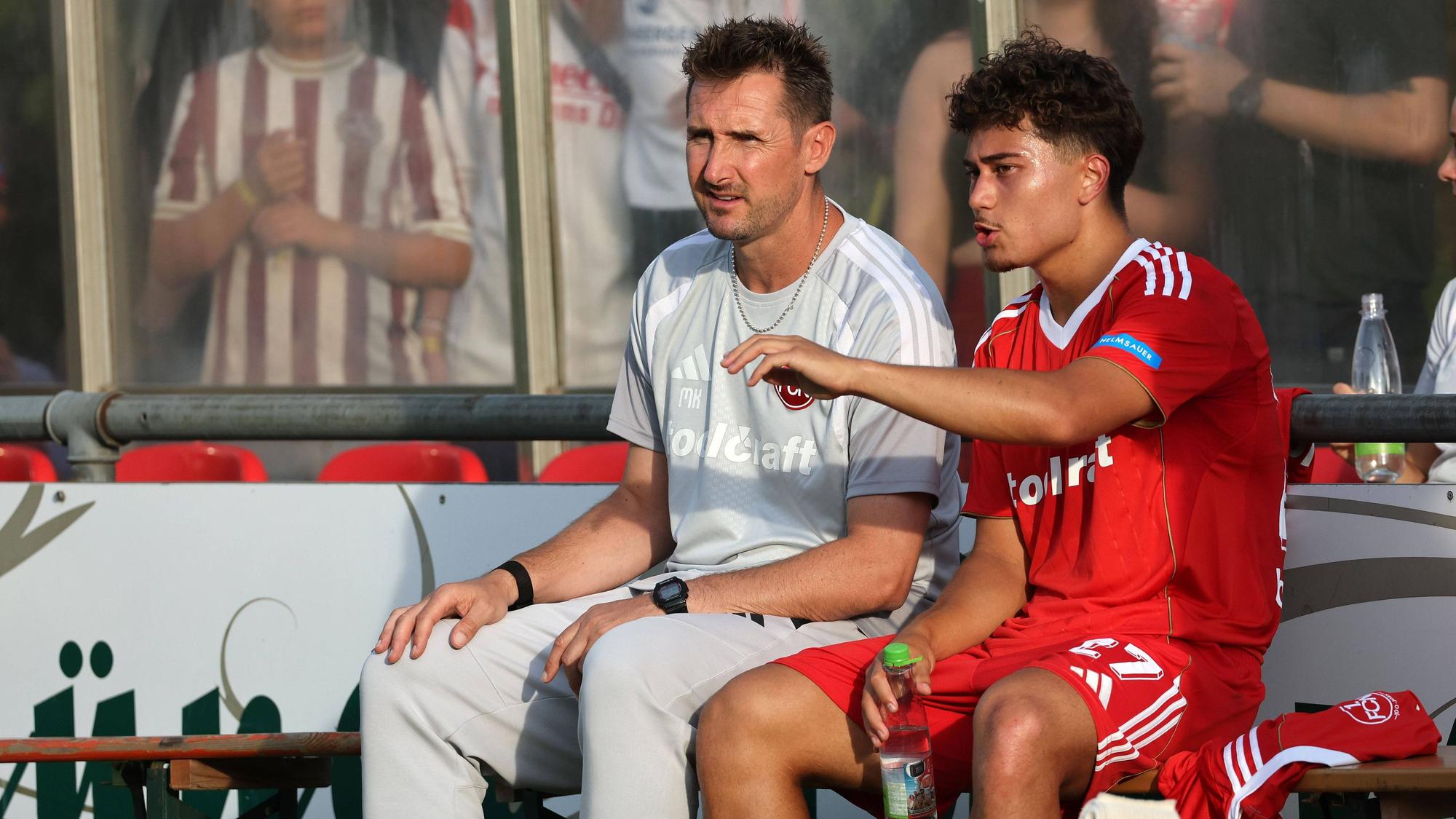 Justin von der Hitz im Gespräch mit Nürnberg-Coach Miroslav Klose.