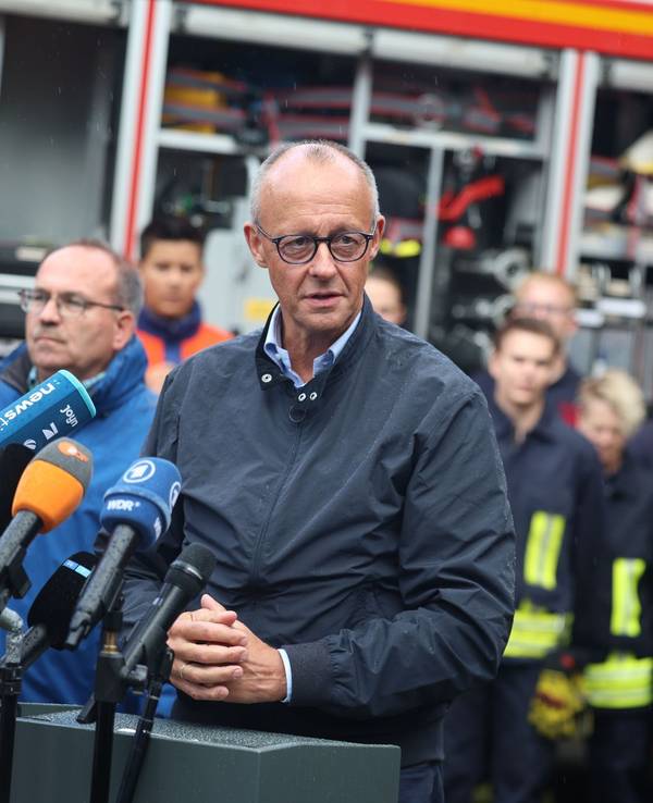 Bundeskanzler Merz besucht Waldbrandgebiet in Hürtgenwald