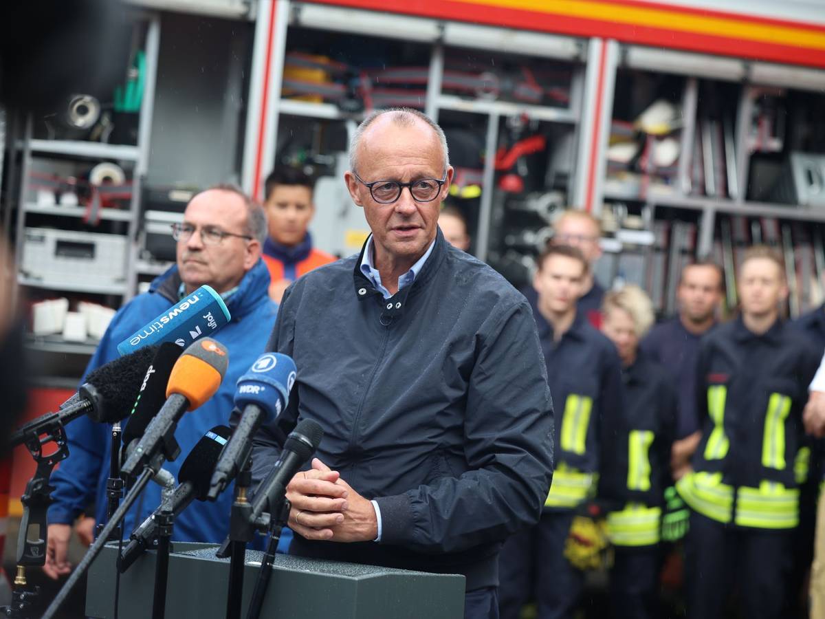 Bundeskanzler Merz besucht Waldbrandgebiet in Hürtgenwald