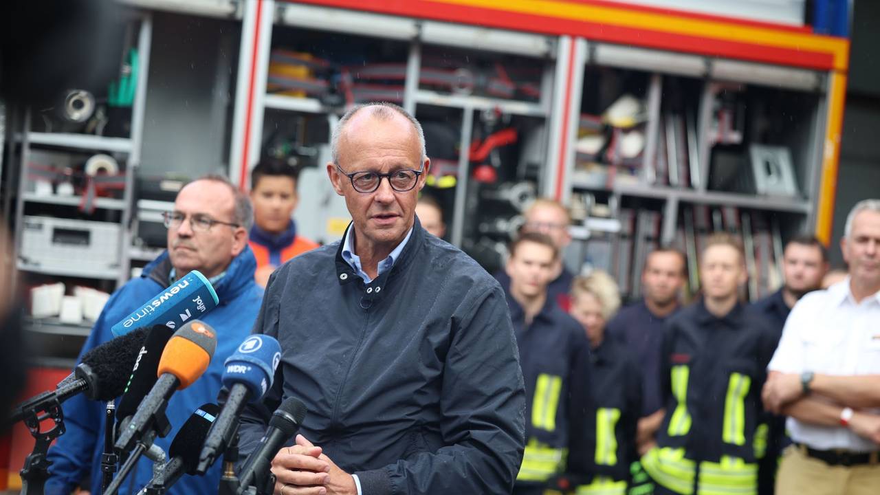 Bundeskanzler Merz besucht Waldbrandgebiet in Hürtgenwald