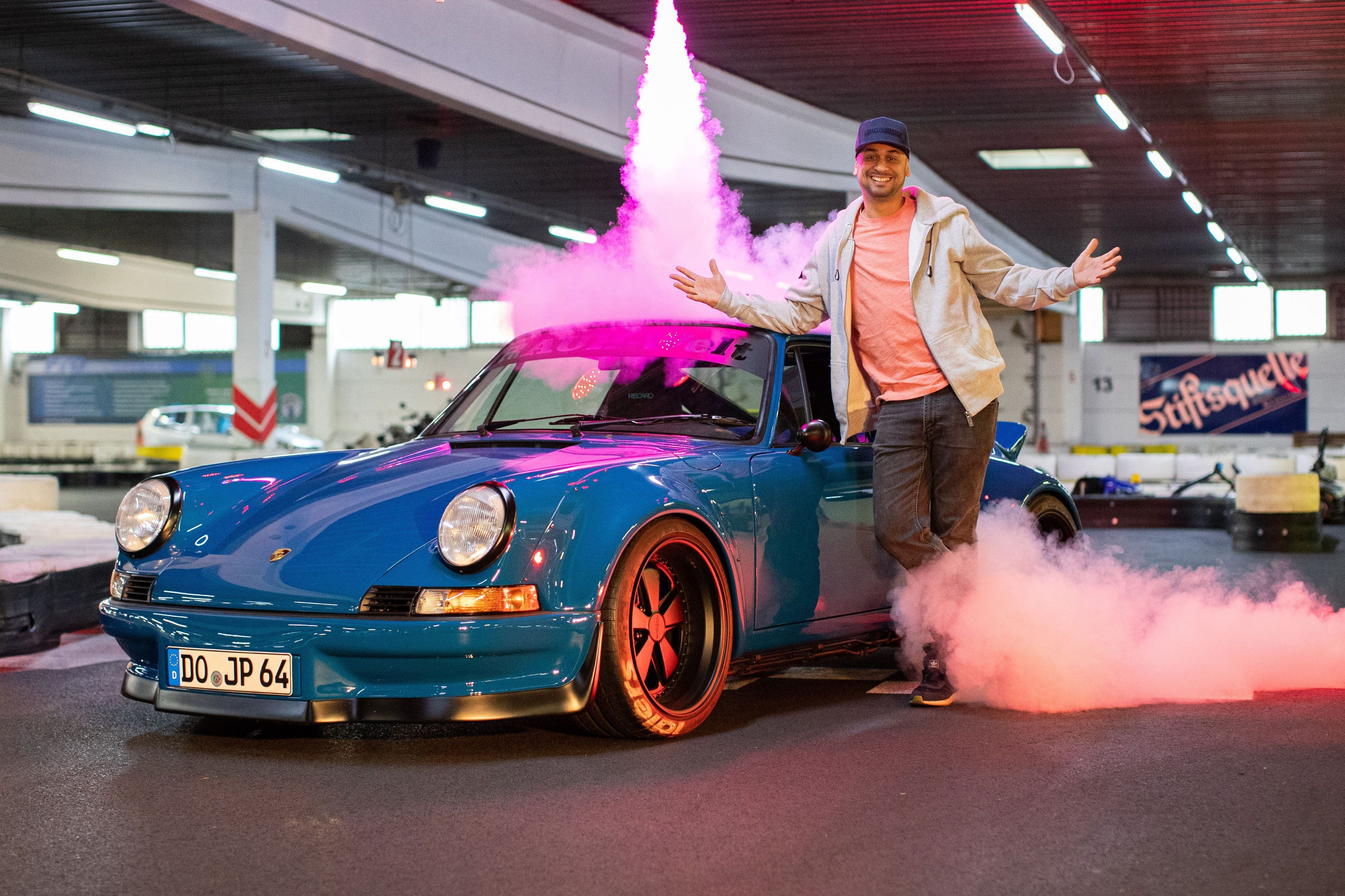 Tuningprofi Jean Pierre „JP“ Kraemer posiert im Daytona Kart-Center vor einem Porsche RWB Backdate. (Archivbild)