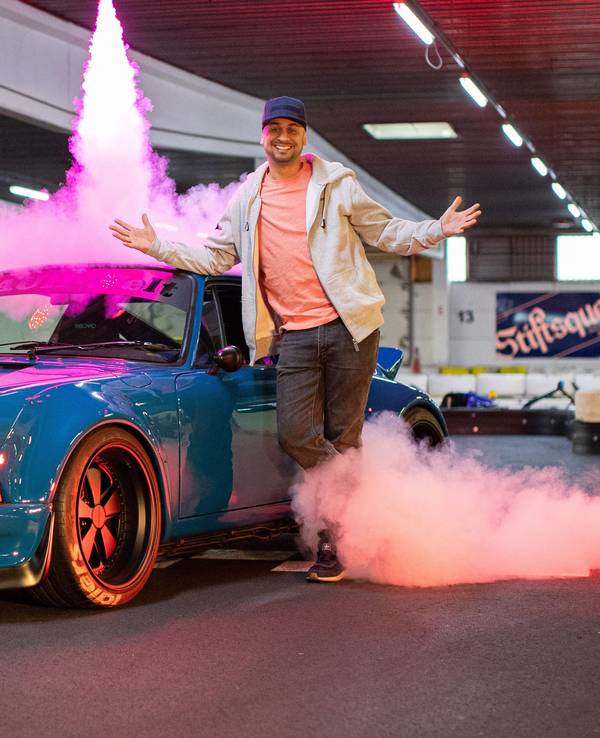 Tuningprofi Jean Pierre „JP“ Kraemer posiert im Daytona Kart-Center vor einem Porsche RWB Backdate. (Archivbild)