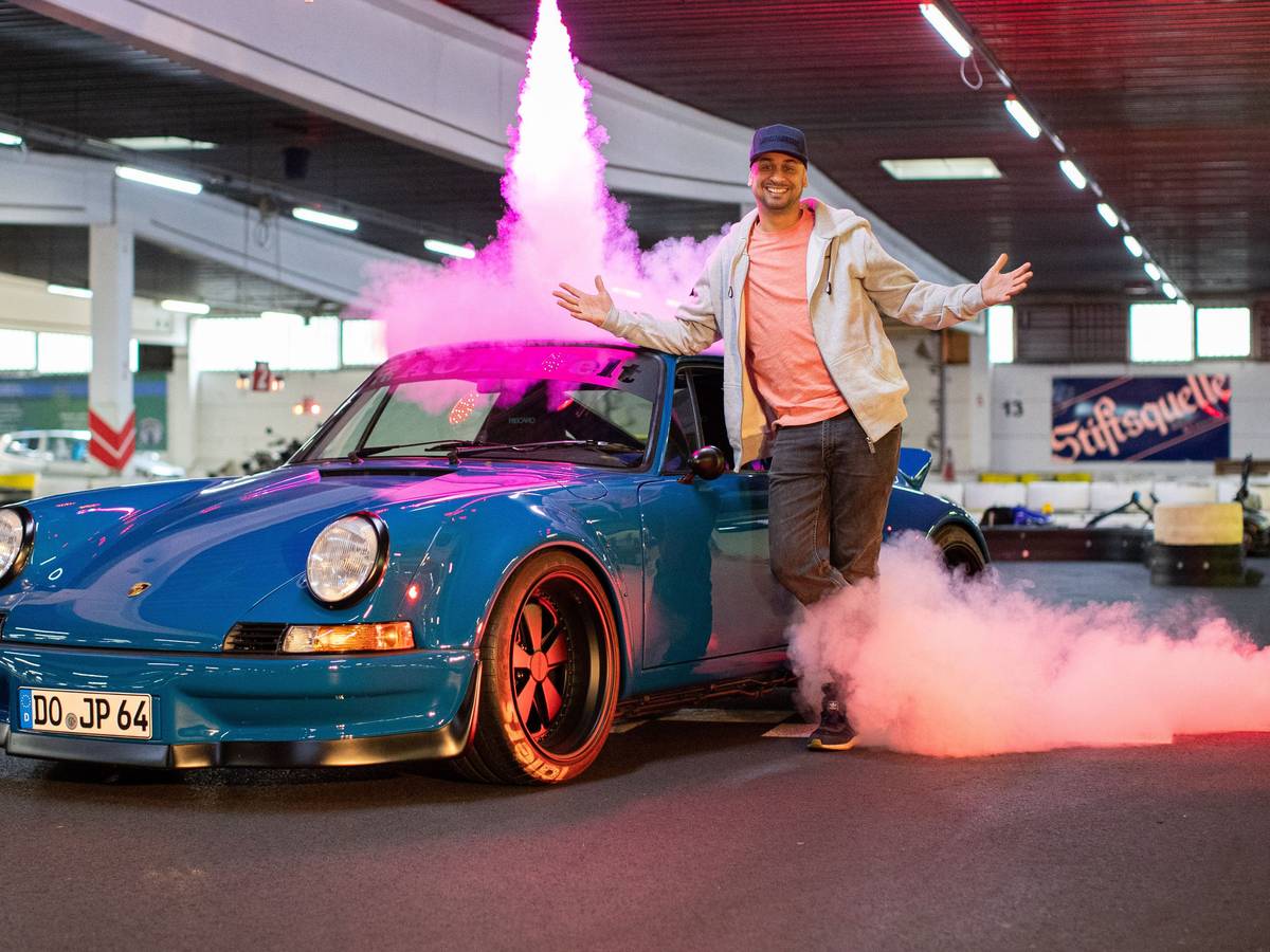 Tuningprofi Jean Pierre „JP“ Kraemer posiert im Daytona Kart-Center vor einem Porsche RWB Backdate. (Archivbild)