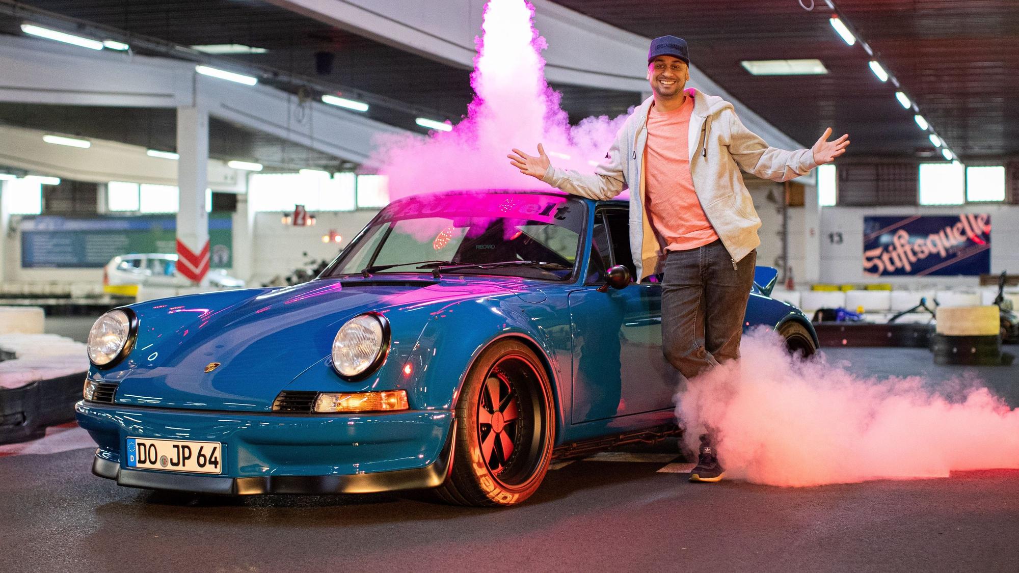 Tuningprofi Jean Pierre „JP“ Kraemer posiert im Daytona Kart-Center vor einem Porsche RWB Backdate. (Archivbild)