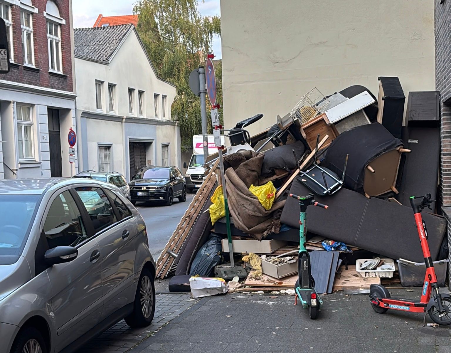 Ein Berg aus Sperrmüll türmt sich an einer Hauswand.