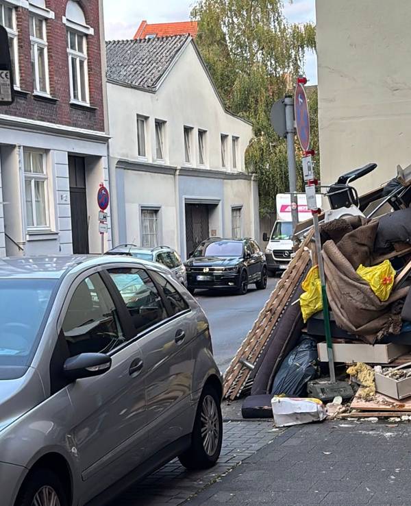 Ein Berg aus Sperrmüll türmt sich an einer Hauswand.