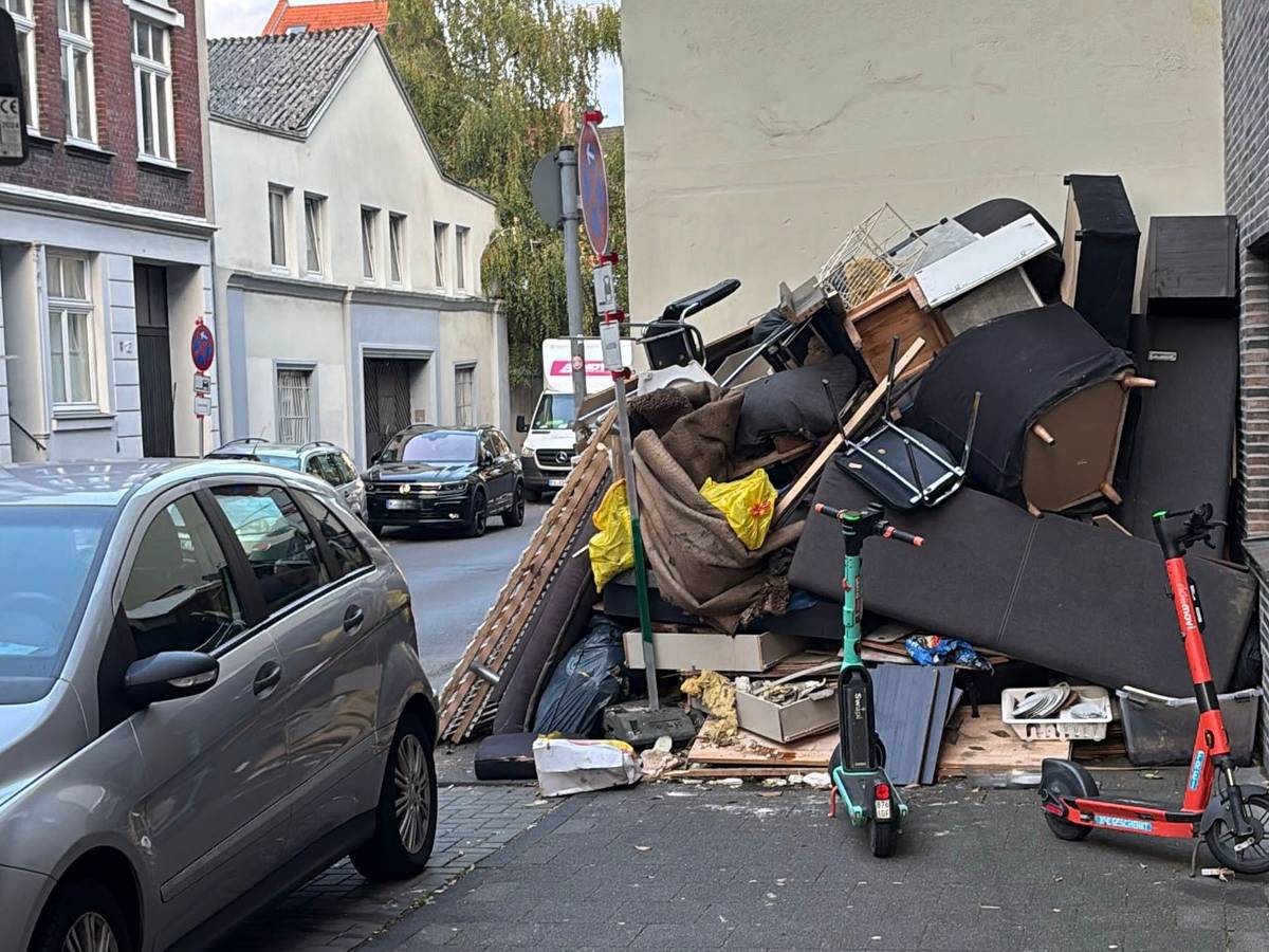 Ein Berg aus Sperrmüll türmt sich an einer Hauswand.
