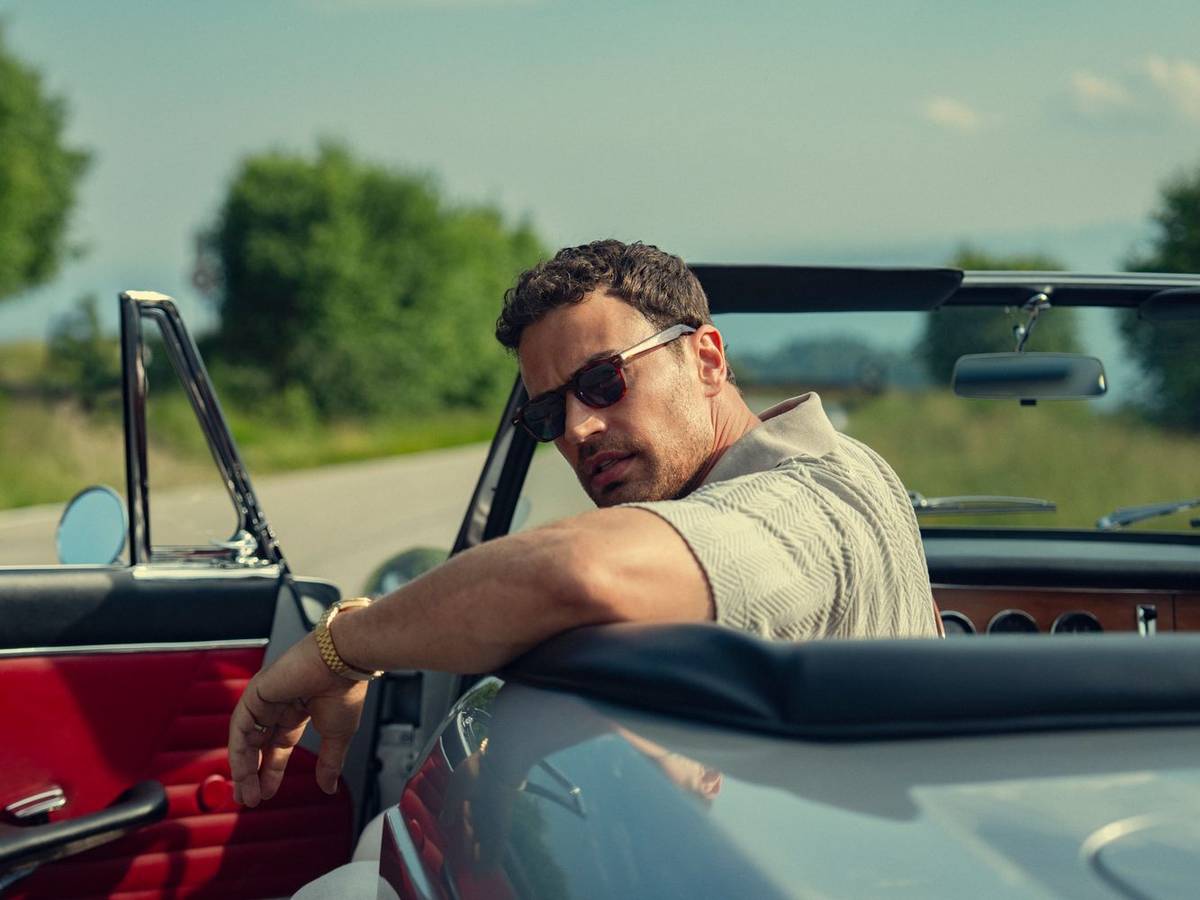 In Staffel eins wollte Eddie (Theo James), der neue Herzog von Halstead, noch unbedingt sämtliche Verbindungen zu kriminellen Organisationen lösen, ehe er sich am Ende ganz für eine Karriere im Drogengeschäft entschied. (Bild: Matt Towers/Netflix)