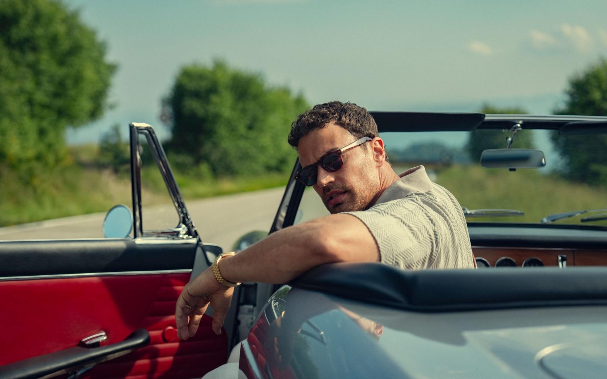 In Staffel eins wollte Eddie (Theo James), der neue Herzog von Halstead, noch unbedingt sämtliche Verbindungen zu kriminellen Organisationen lösen, ehe er sich am Ende ganz für eine Karriere im Drogengeschäft entschied. (Bild: Matt Towers/Netflix)