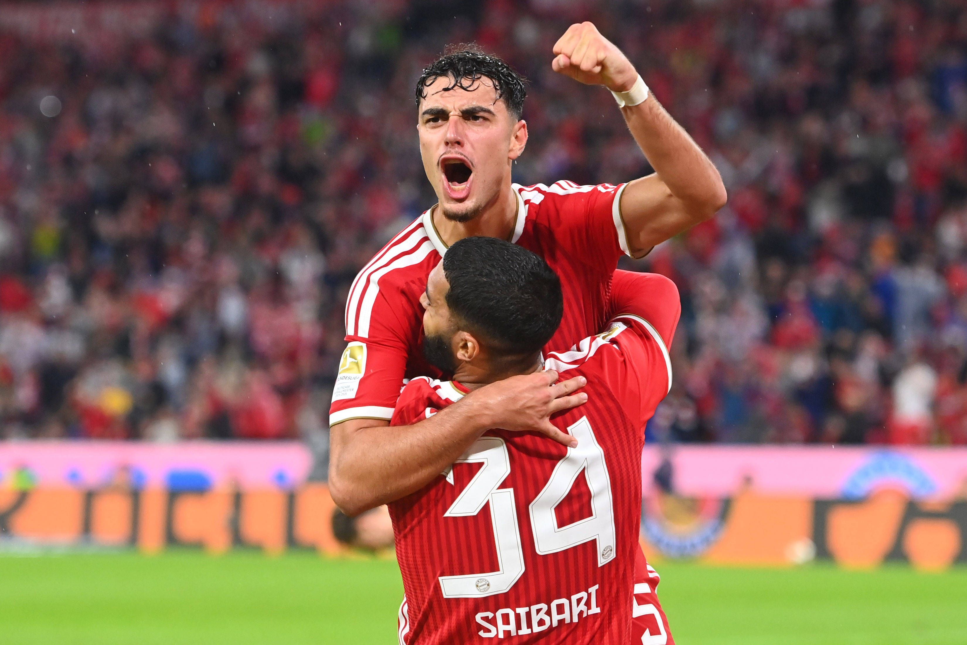 Jubel bei den Bayern: Aleksandar Pavlovic freut sich mit seinem Vorlagengeber Saibari über sein Tor.