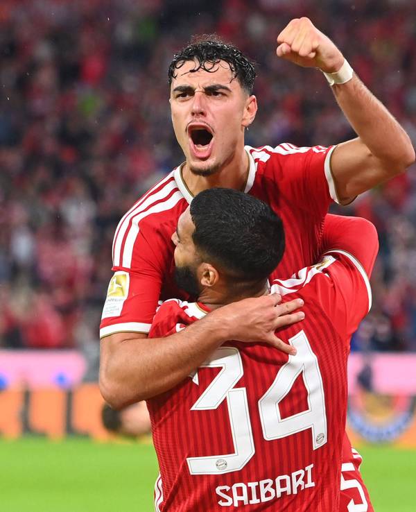 Jubel bei den Bayern: Aleksandar Pavlovic freut sich mit seinem Vorlagengeber Saibari über sein Tor.