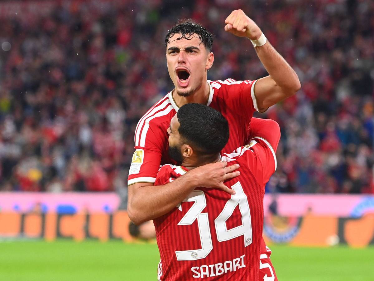 Jubel bei den Bayern: Aleksandar Pavlovic freut sich mit seinem Vorlagengeber Saibari über sein Tor.
