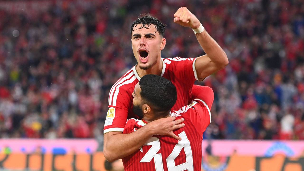 Jubel bei den Bayern: Aleksandar Pavlovic freut sich mit seinem Vorlagengeber Saibari über sein Tor.