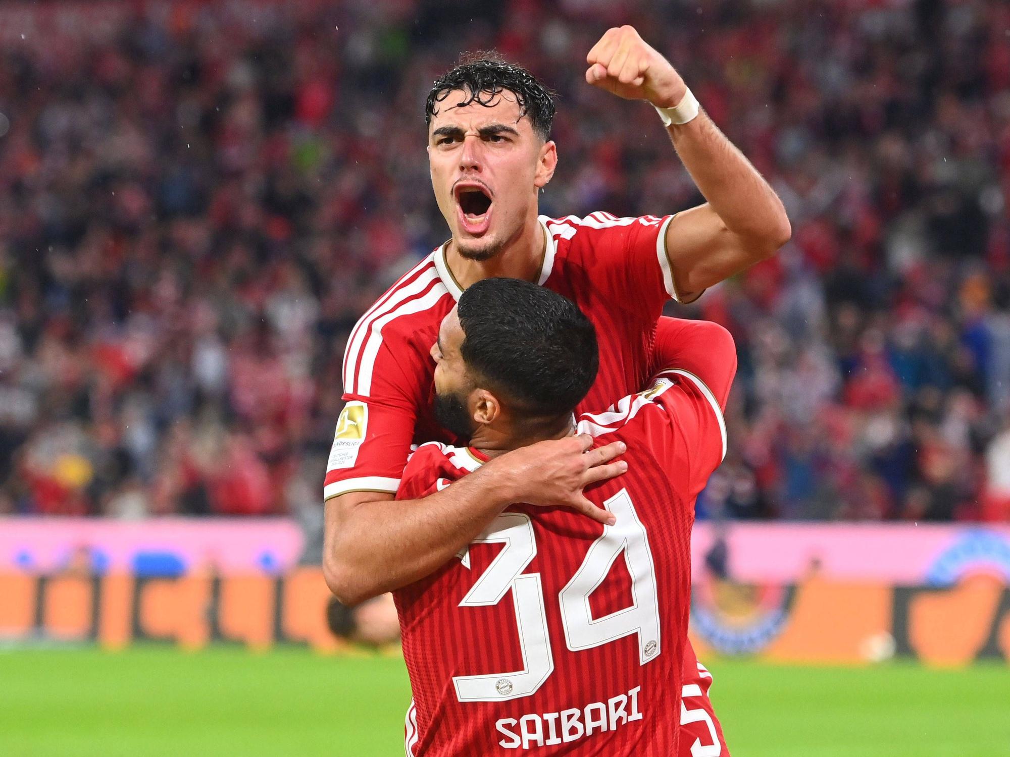 Jubel bei den Bayern: Aleksandar Pavlovic freut sich mit seinem Vorlagengeber Saibari über sein Tor.
