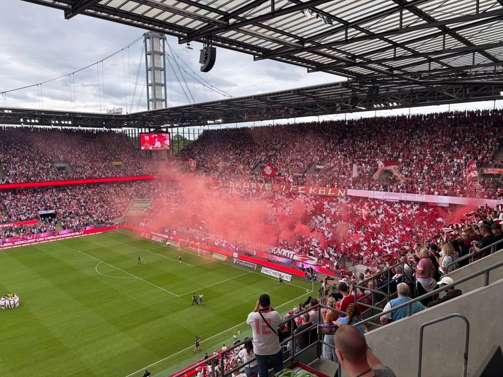 FC-Fans zündeten auf der Tribüne vor dem Spiel gegen Hoffenheim rote Rauchbomben.