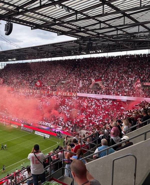 FC-Fans zündeten auf der Tribüne vor dem Spiel gegen Hoffenheim rote Rauchbomben.