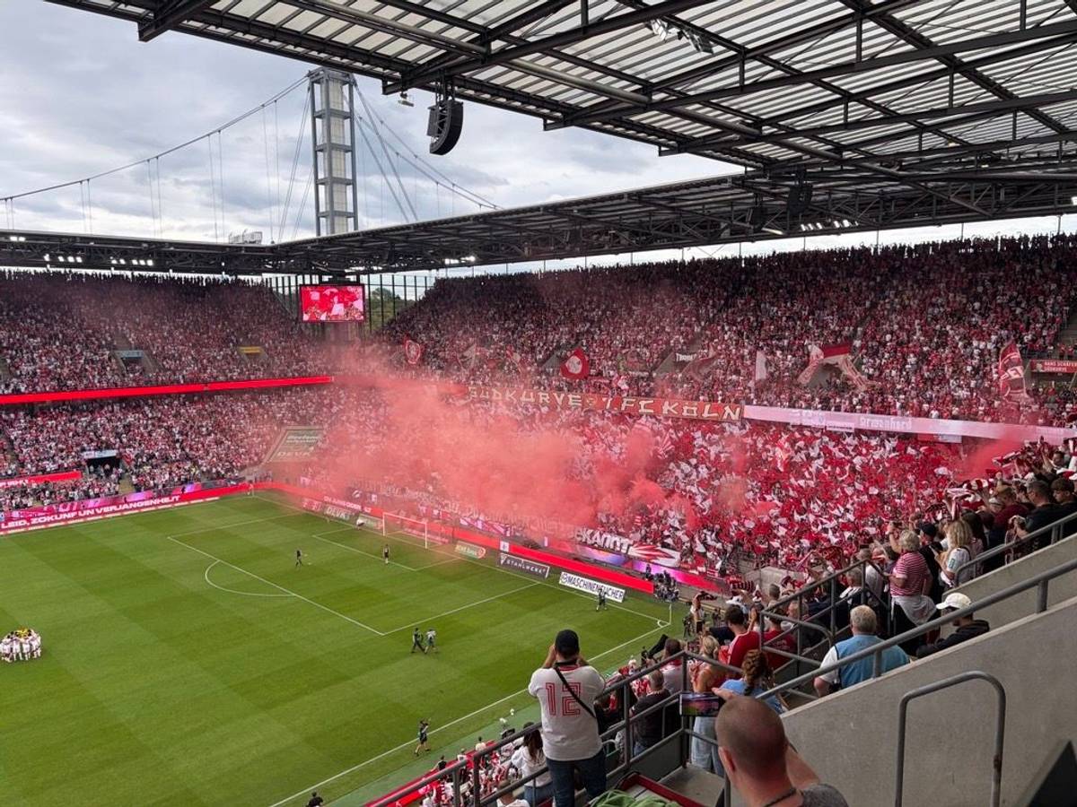 FC-Fans zündeten auf der Tribüne vor dem Spiel gegen Hoffenheim rote Rauchbomben.