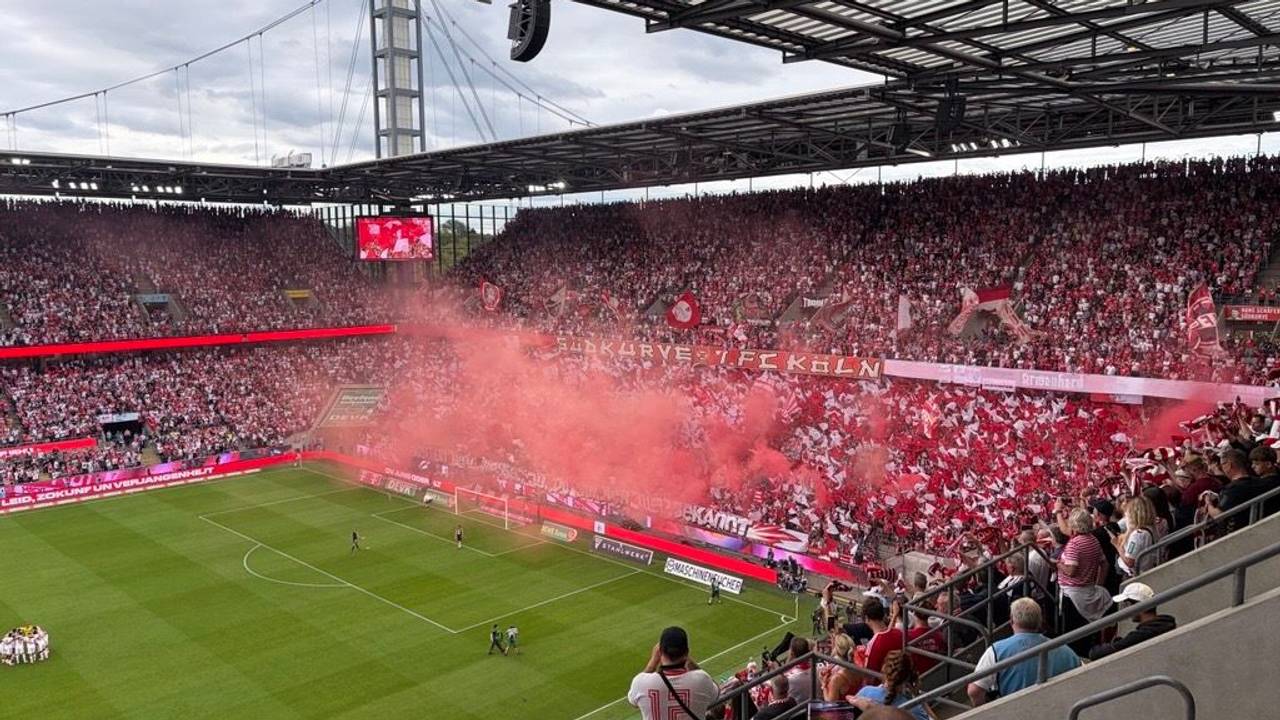 FC-Fans zündeten auf der Tribüne vor dem Spiel gegen Hoffenheim rote Rauchbomben.