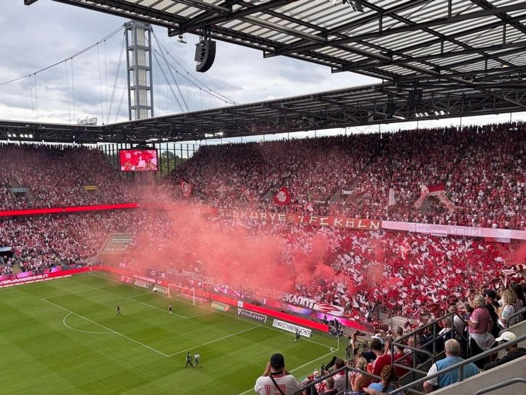 FC-Fans zündeten auf der Tribüne vor dem Spiel gegen Hoffenheim rote Rauchbomben.