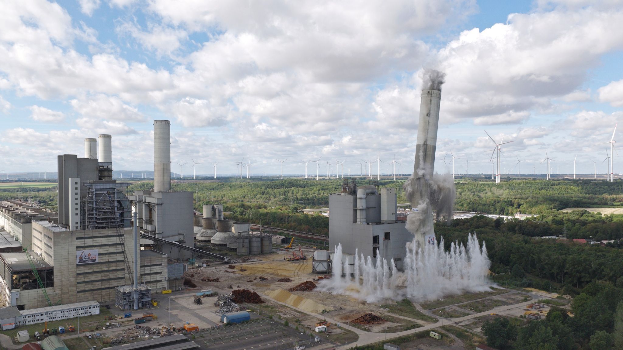 RWE sprengt Schornstein von Kohlekraftwerk