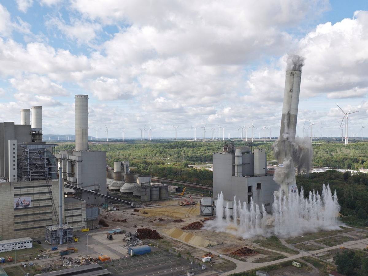 RWE sprengt Schornstein von Kohlekraftwerk