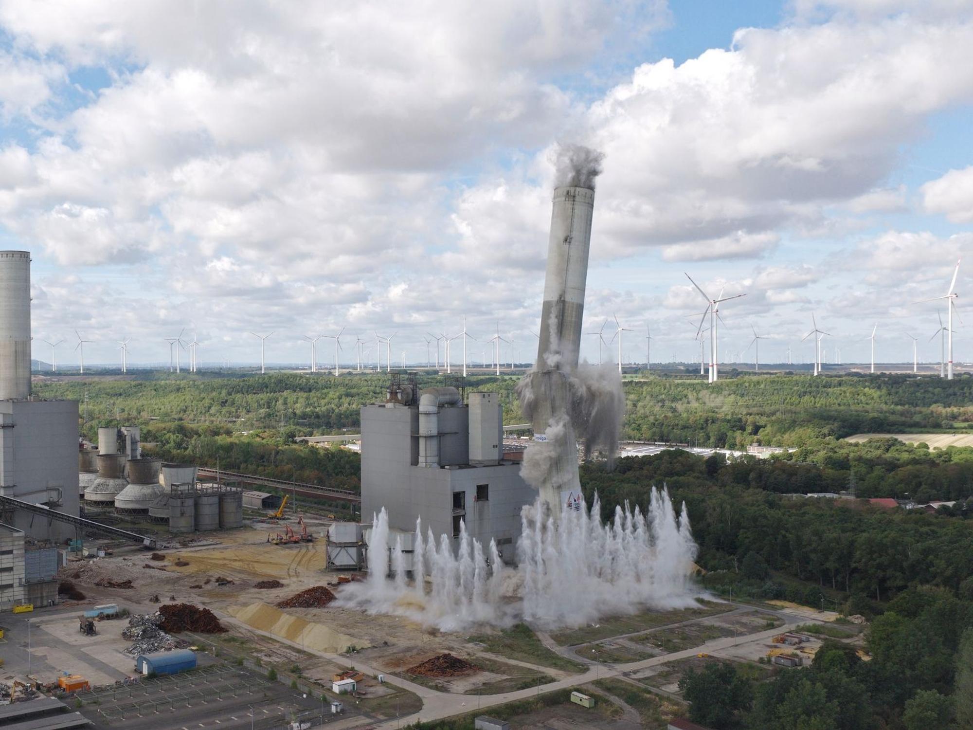 RWE sprengt Schornstein von Kohlekraftwerk