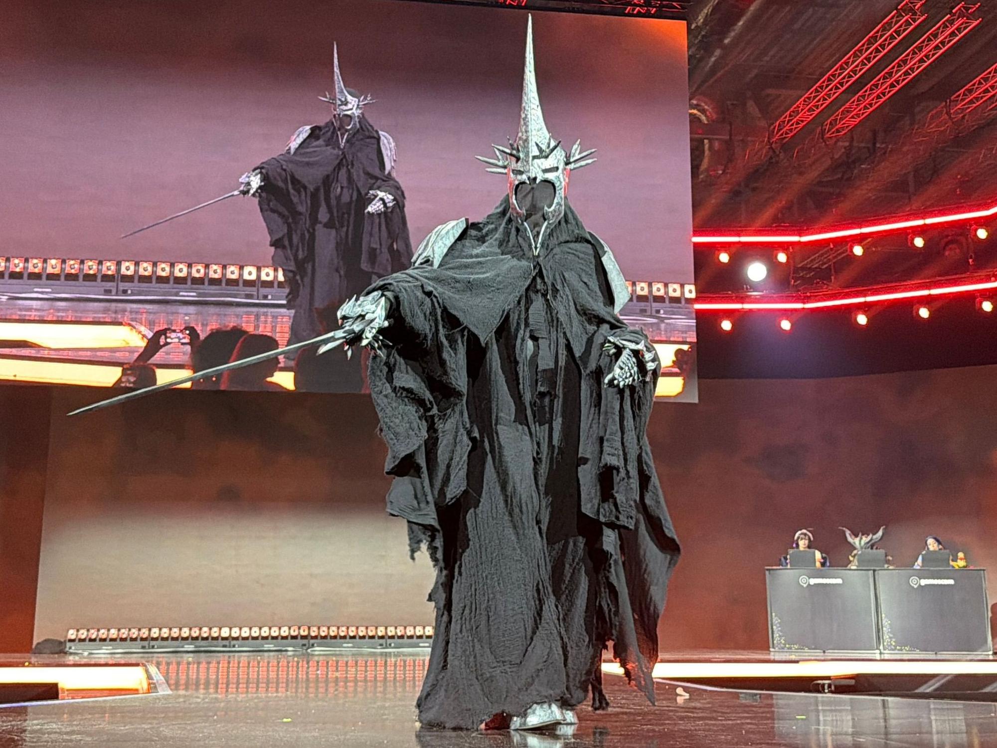 Cosplayer präsentiert sich auf der Bühne