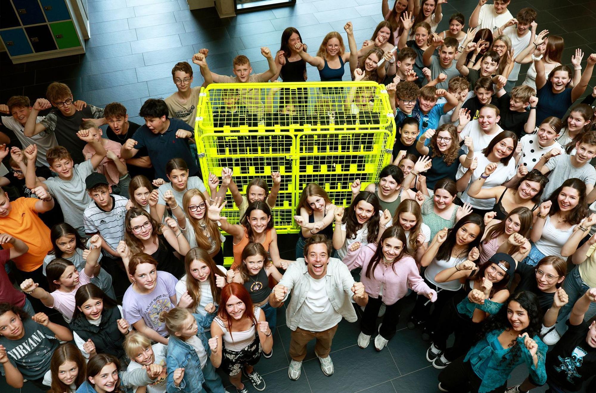 Bereit für das Experiment: Tobi Krell (vordere Reihe, Mitte) zwischen den rund 100 teilnehmenden Kindern und Jugendlichen. (Bild: SWR/Thomas Spitschka)