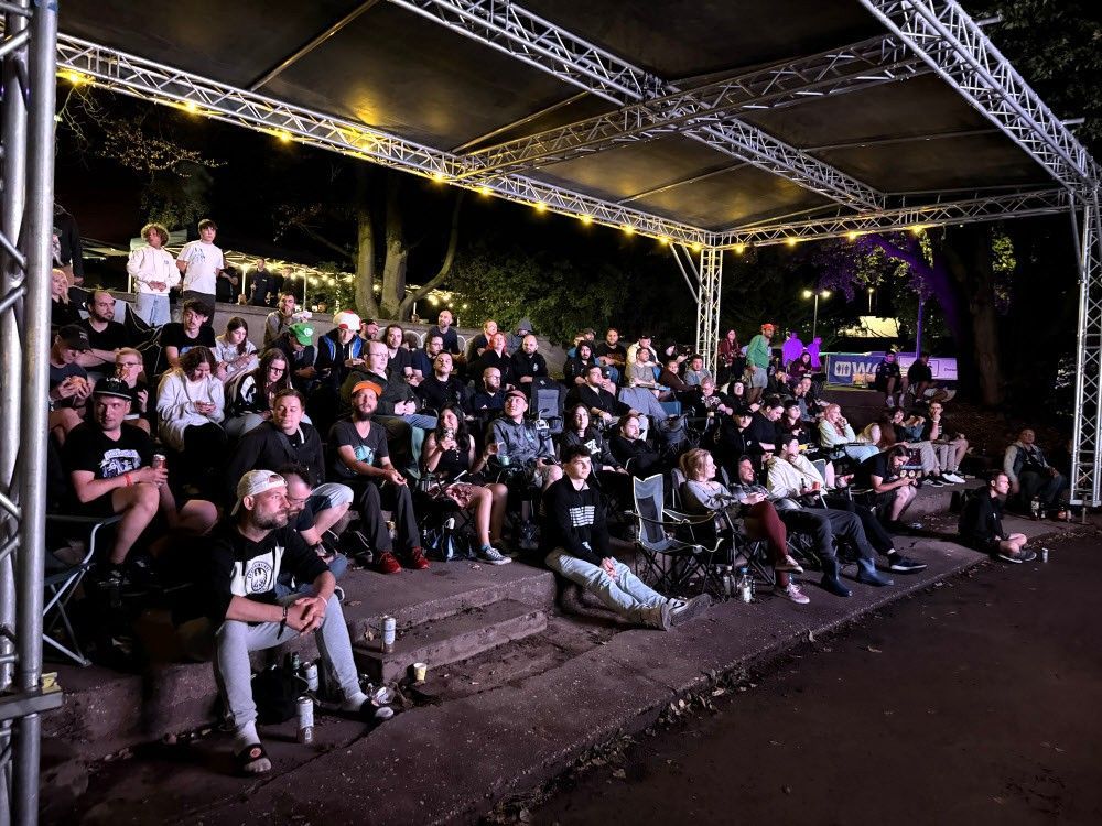 Besucherinnen und Besucher des gamescomCamps im Kölner Jugendpark.