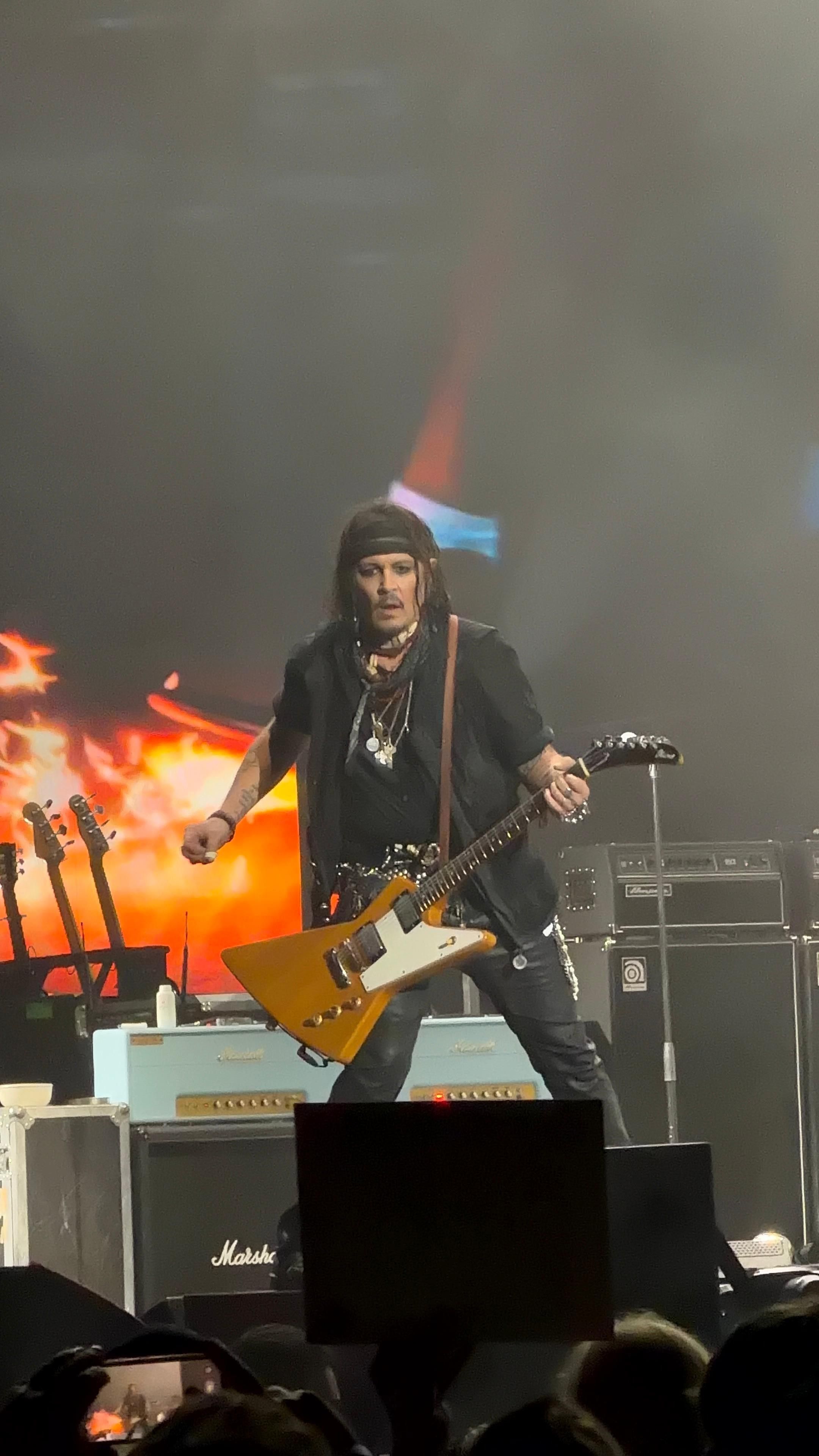Johnny Depp beim Konzert auf der Bühne.