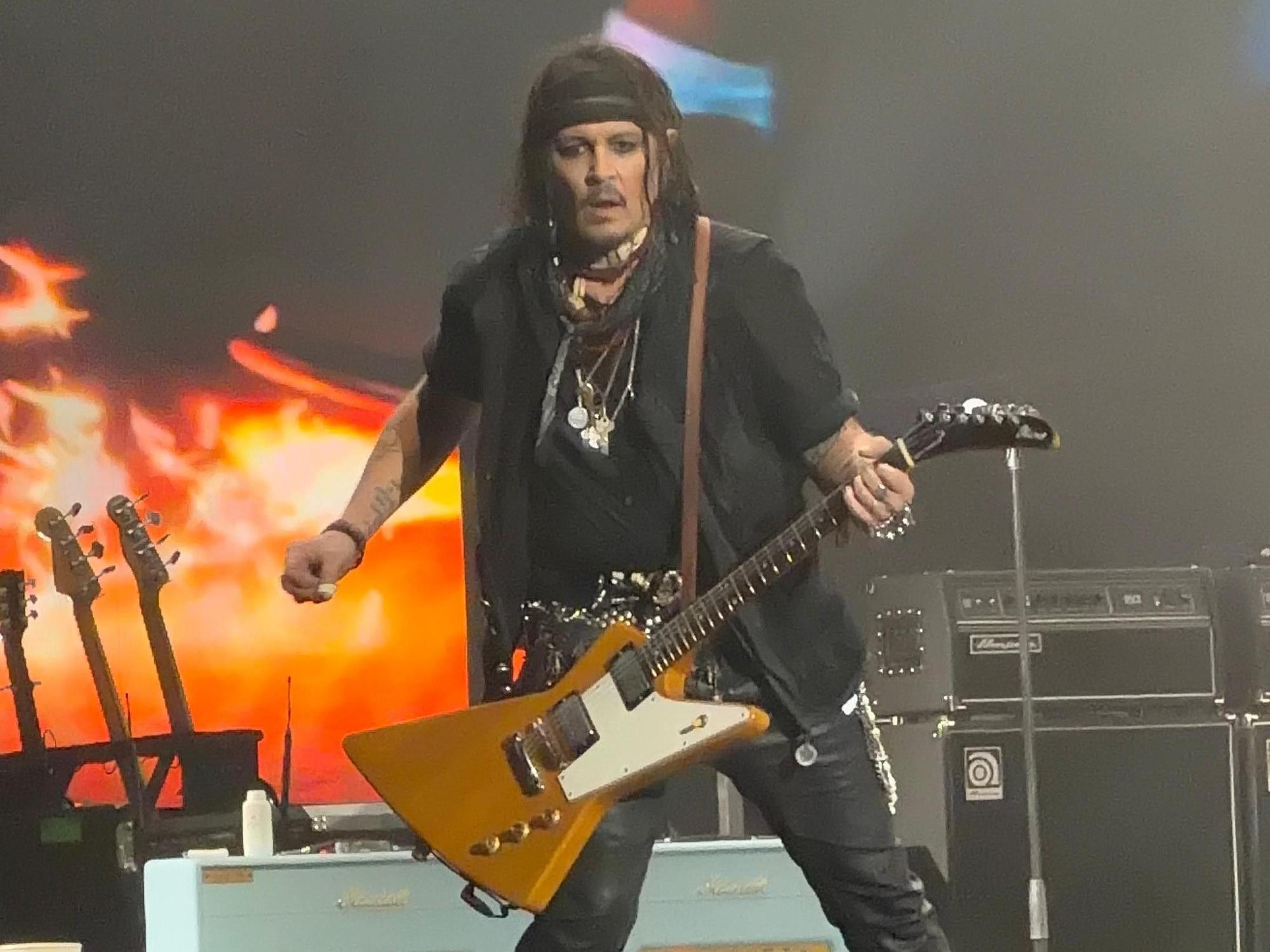 Johnny Depp beim Konzert auf der Bühne.