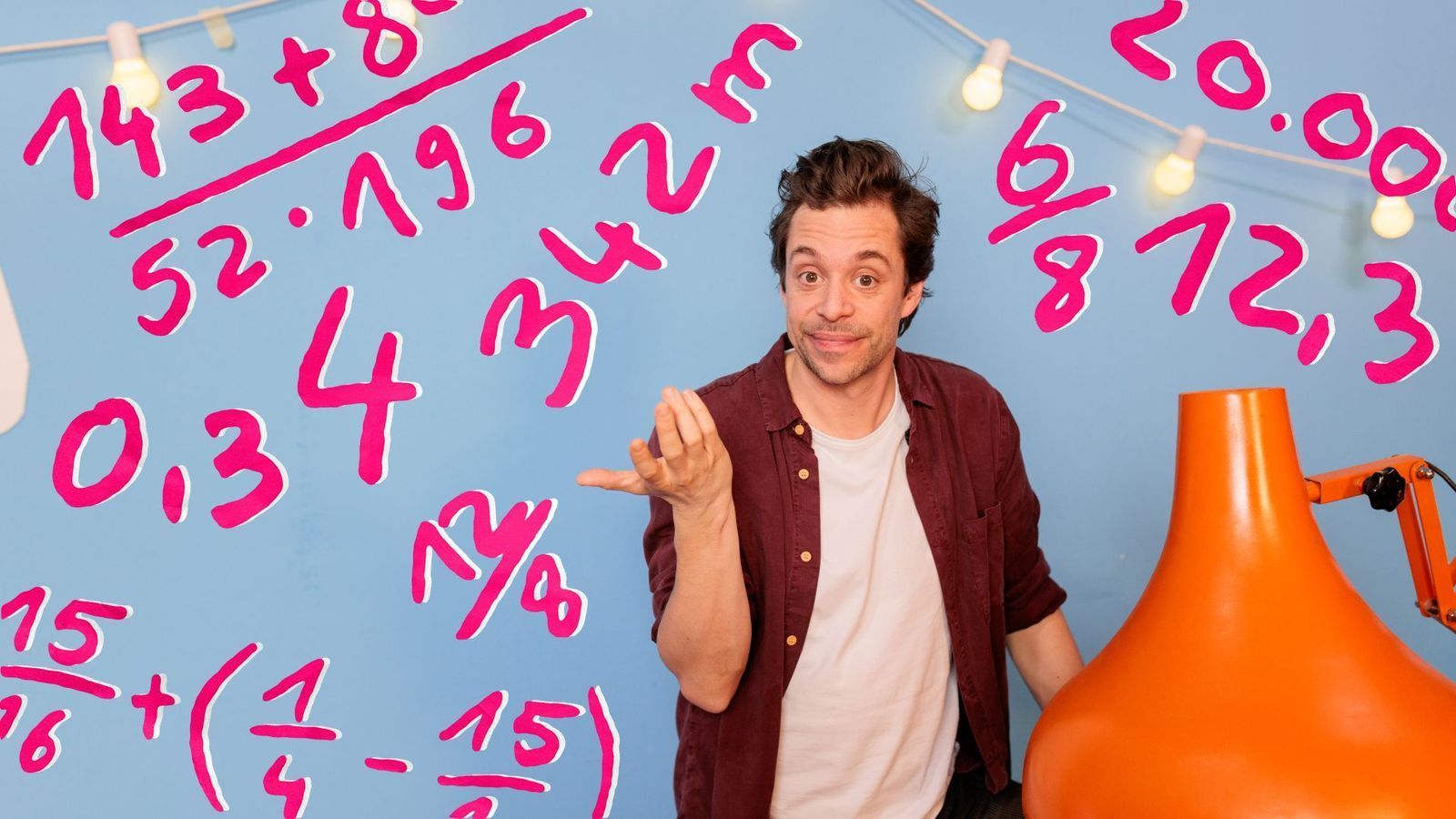 Als „Checker Tobi“ aus der gleichnamigen KiKA-Kinderwissensserie erforscht Tobi Krell seit 2013 wechselnde Themen.  (Bild: BR/megaherz gmbh/Hans-Florian Hopfner)
