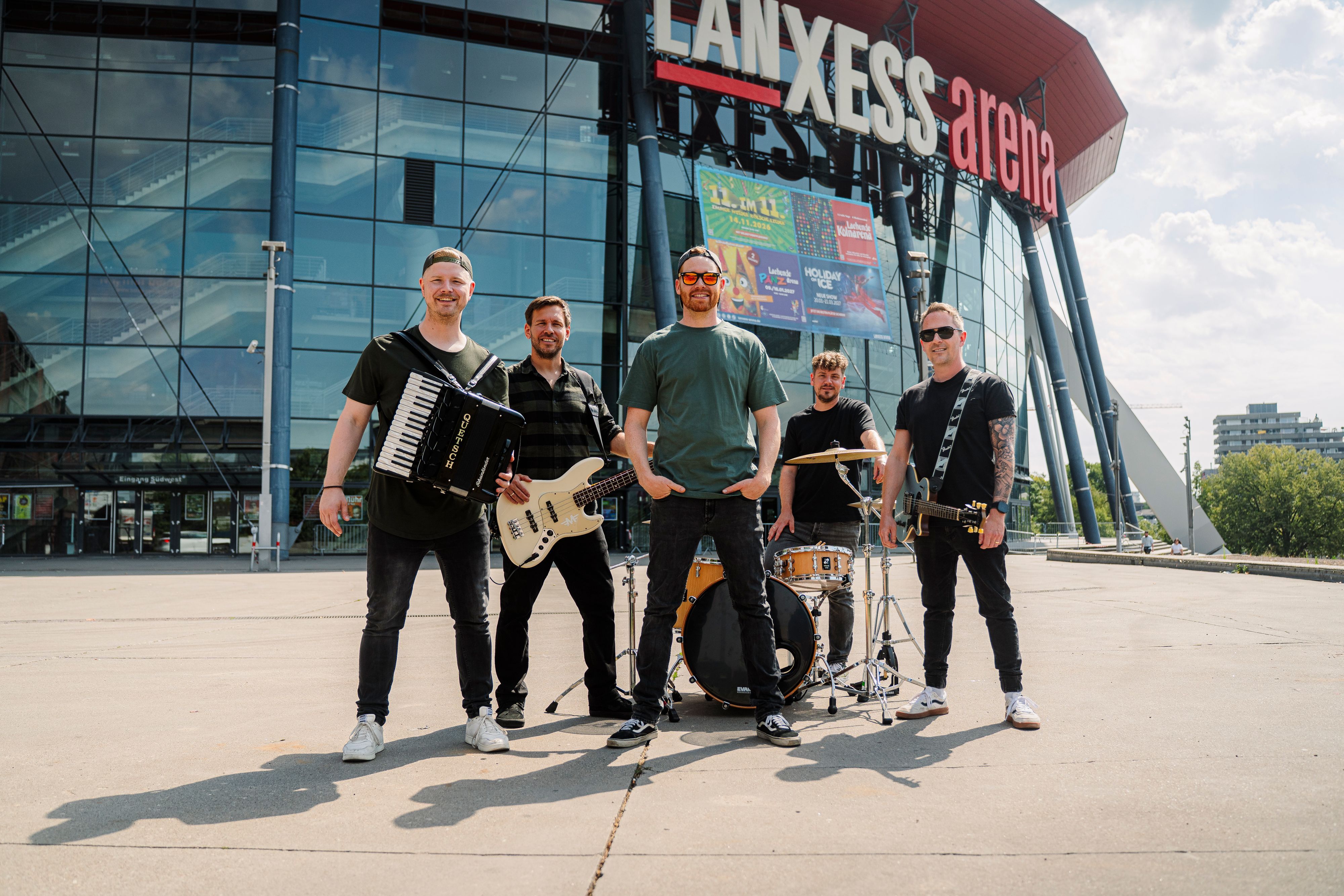 Die Band Miljö steht vor der Lanxess-Arena.