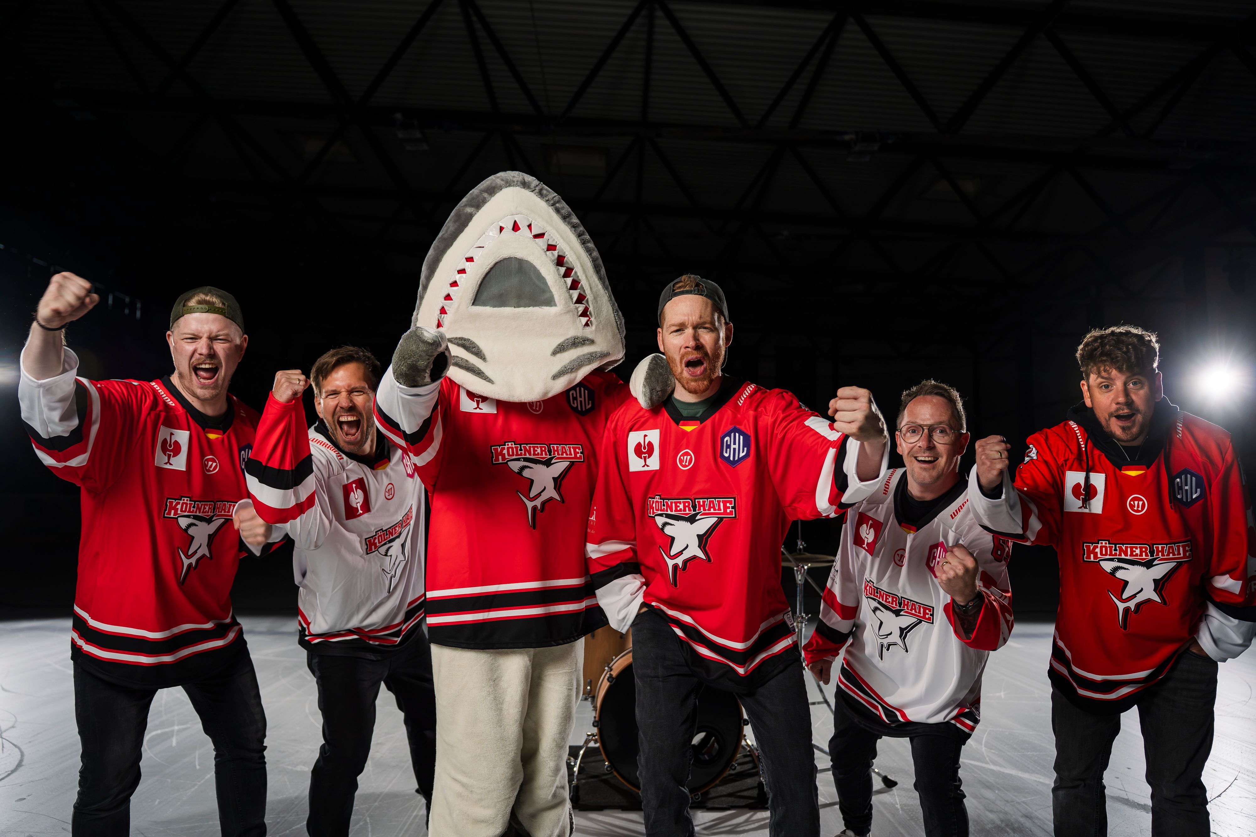 Die Band Miljö zusammen mit Maskottchen Sharky.