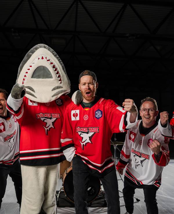 Die Band Miljö zusammen mit Maskottchen Sharky.