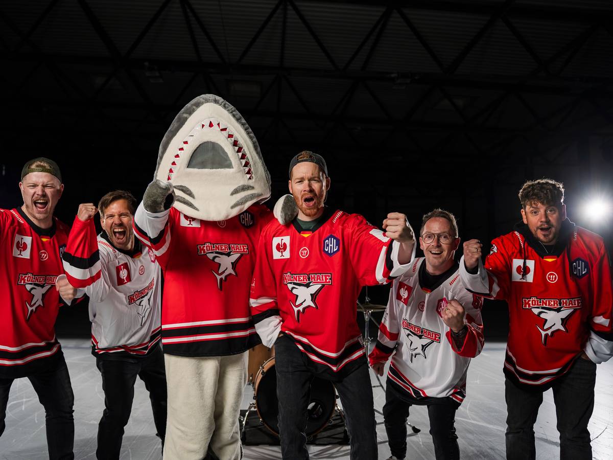 Die Band Miljö zusammen mit Maskottchen Sharky.