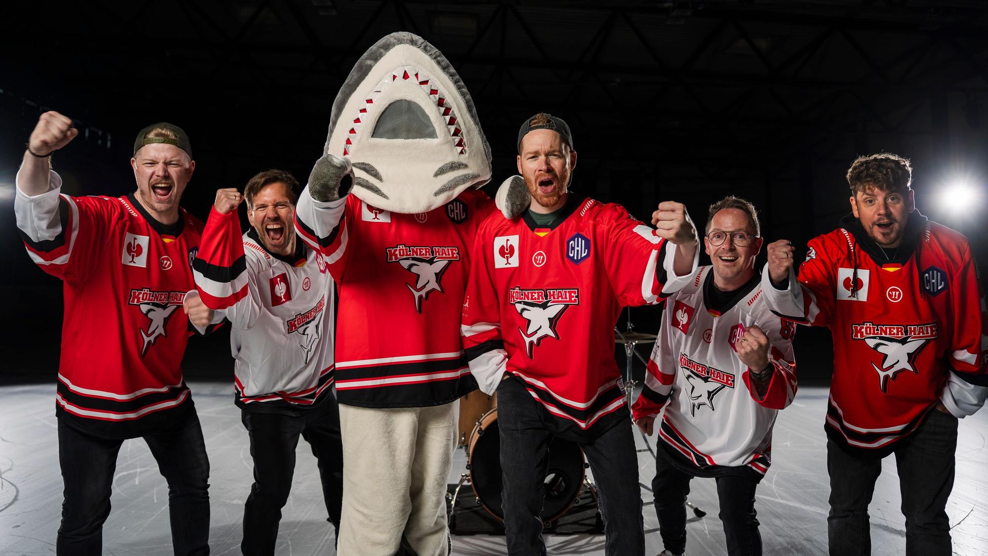 Die Band Miljö zusammen mit Maskottchen Sharky.