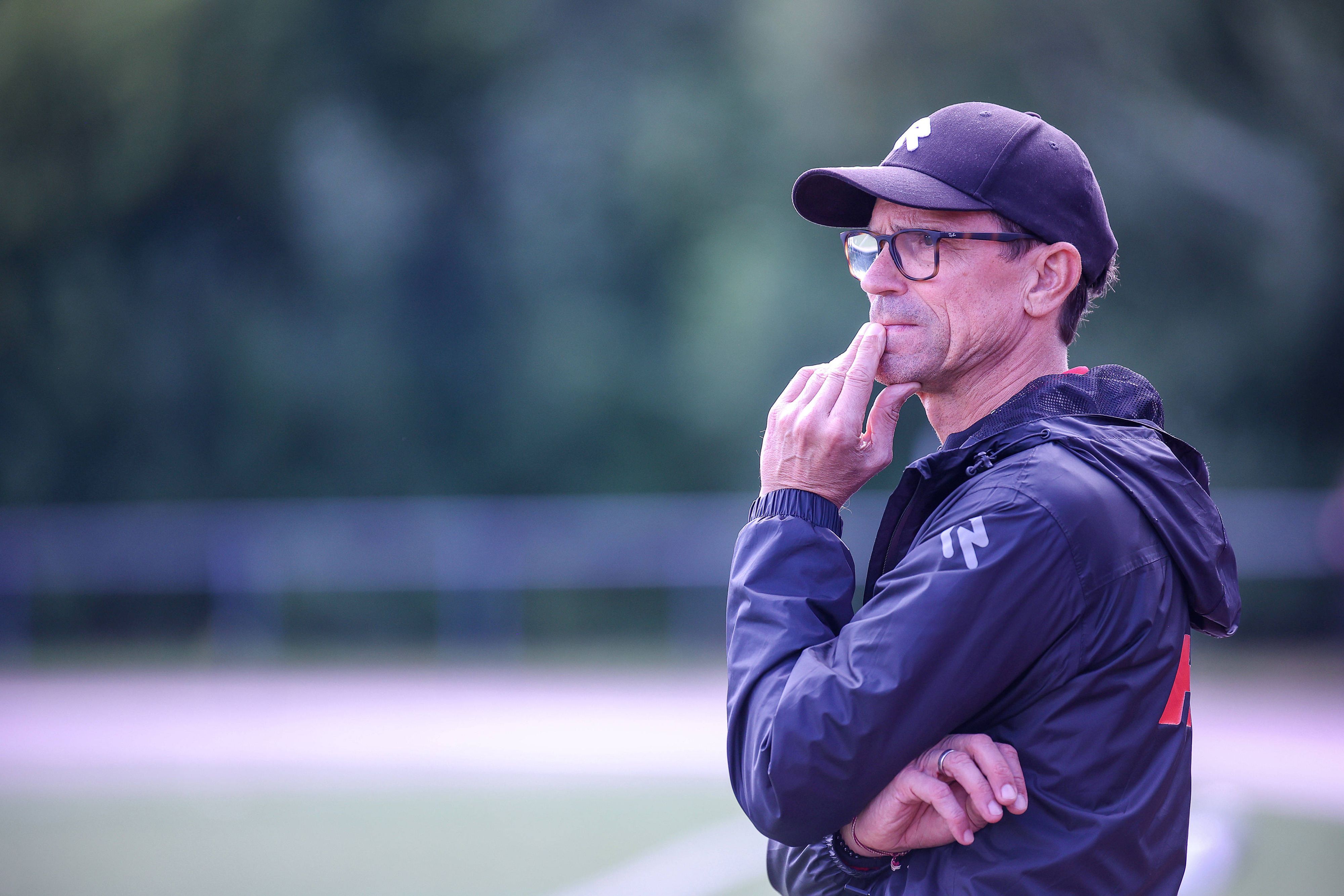 Fortuna Kölns Trainer Matthias Mink schaut nachdenklich aufs Spielfeld.