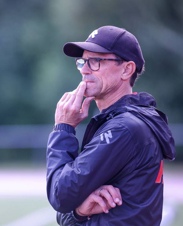 Fortuna Kölns Trainer Matthias Mink schaut nachdenklich aufs Spielfeld.