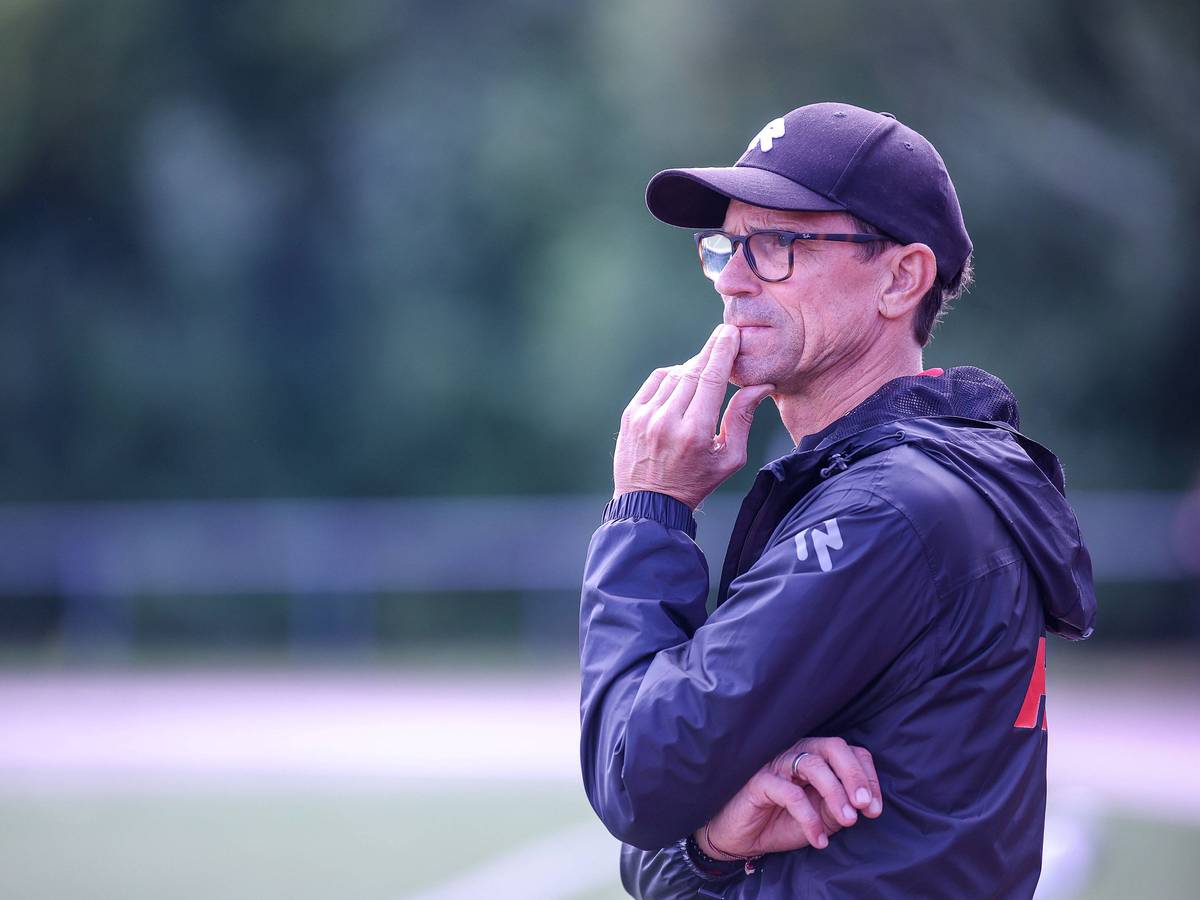 Fortuna Kölns Trainer Matthias Mink schaut nachdenklich aufs Spielfeld.