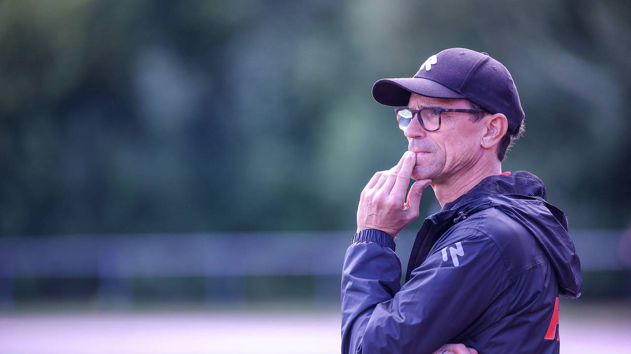 Fortuna Kölns Trainer Matthias Mink schaut nachdenklich aufs Spielfeld.