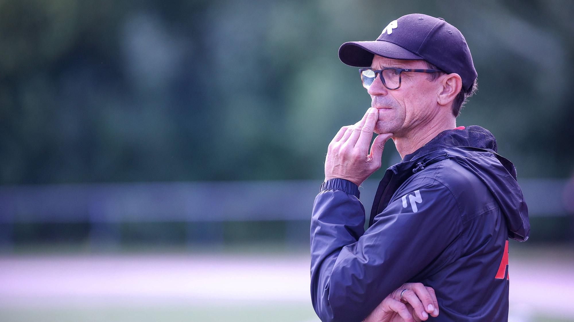 Fortuna Kölns Trainer Matthias Mink schaut nachdenklich aufs Spielfeld.