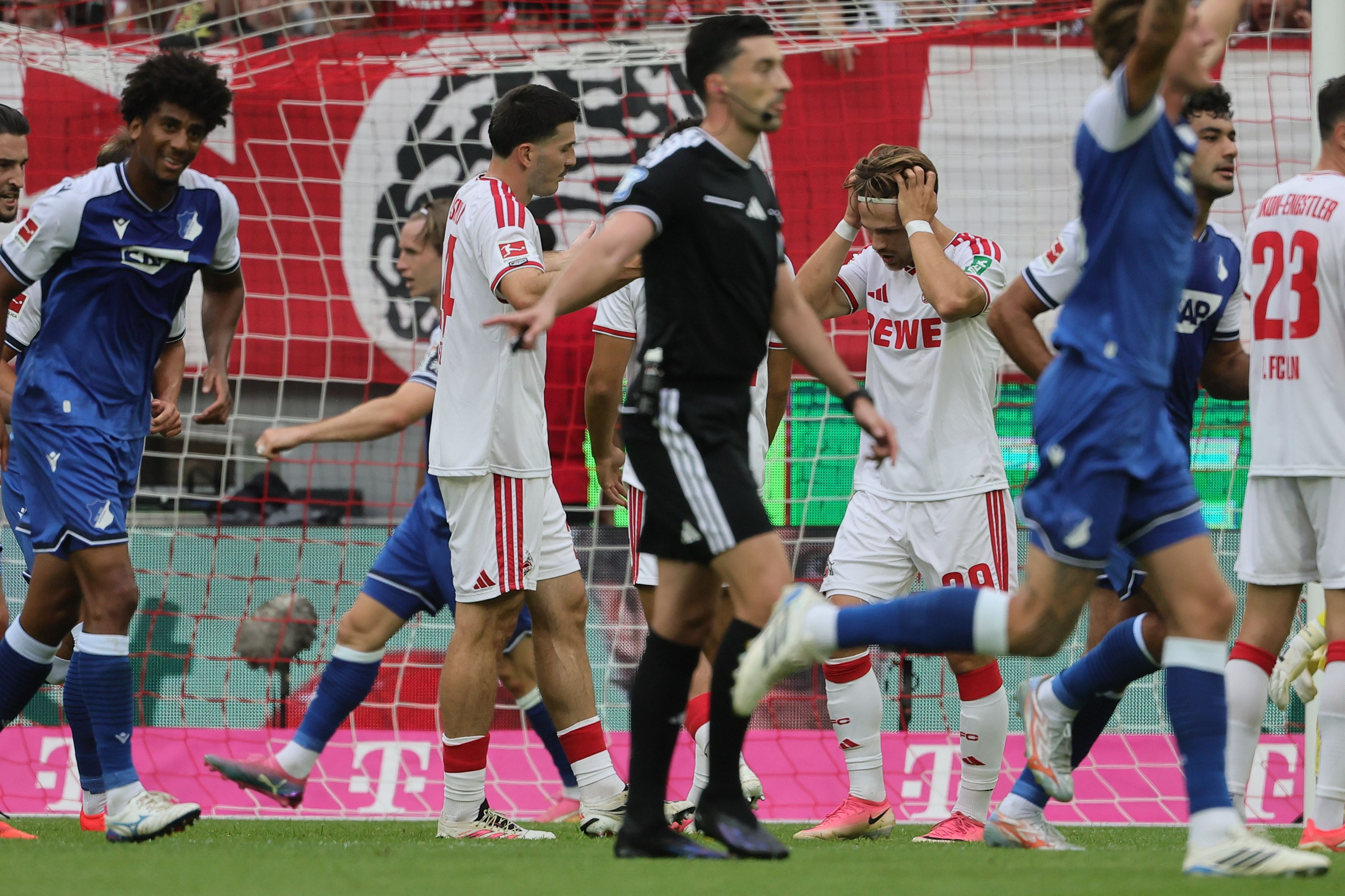 Spielszene beim Duell Köln - Hoffenheim.