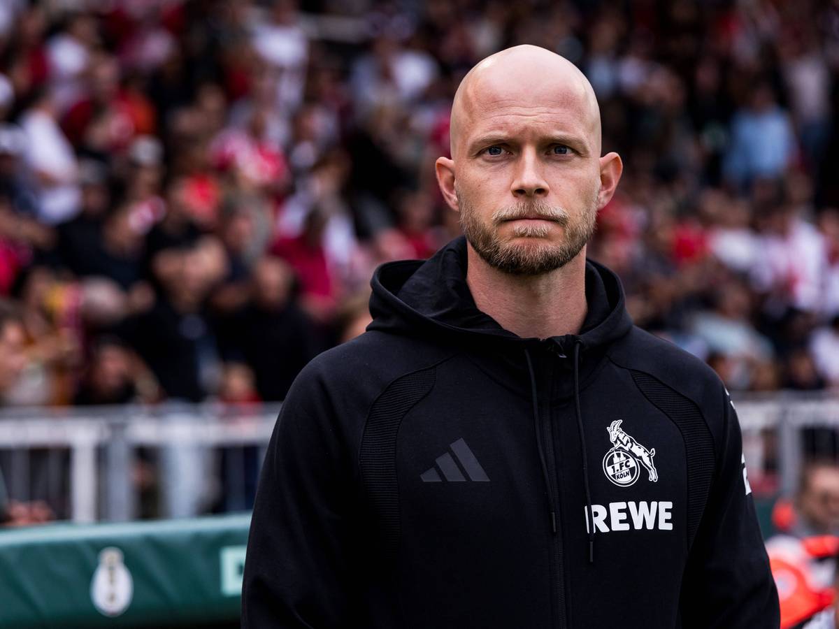 René Wagner beim 1. FC Köln vor der Trainerbank.