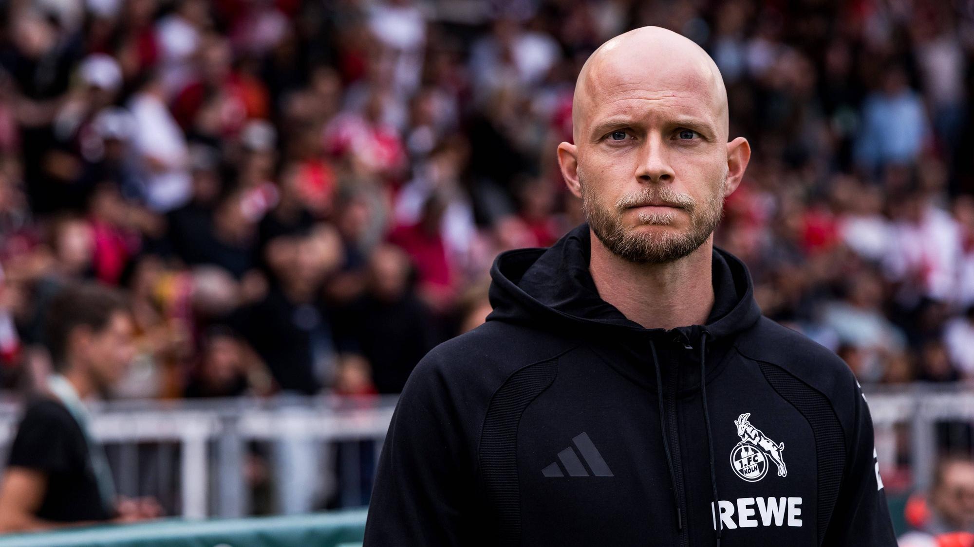 René Wagner beim 1. FC Köln vor der Trainerbank.