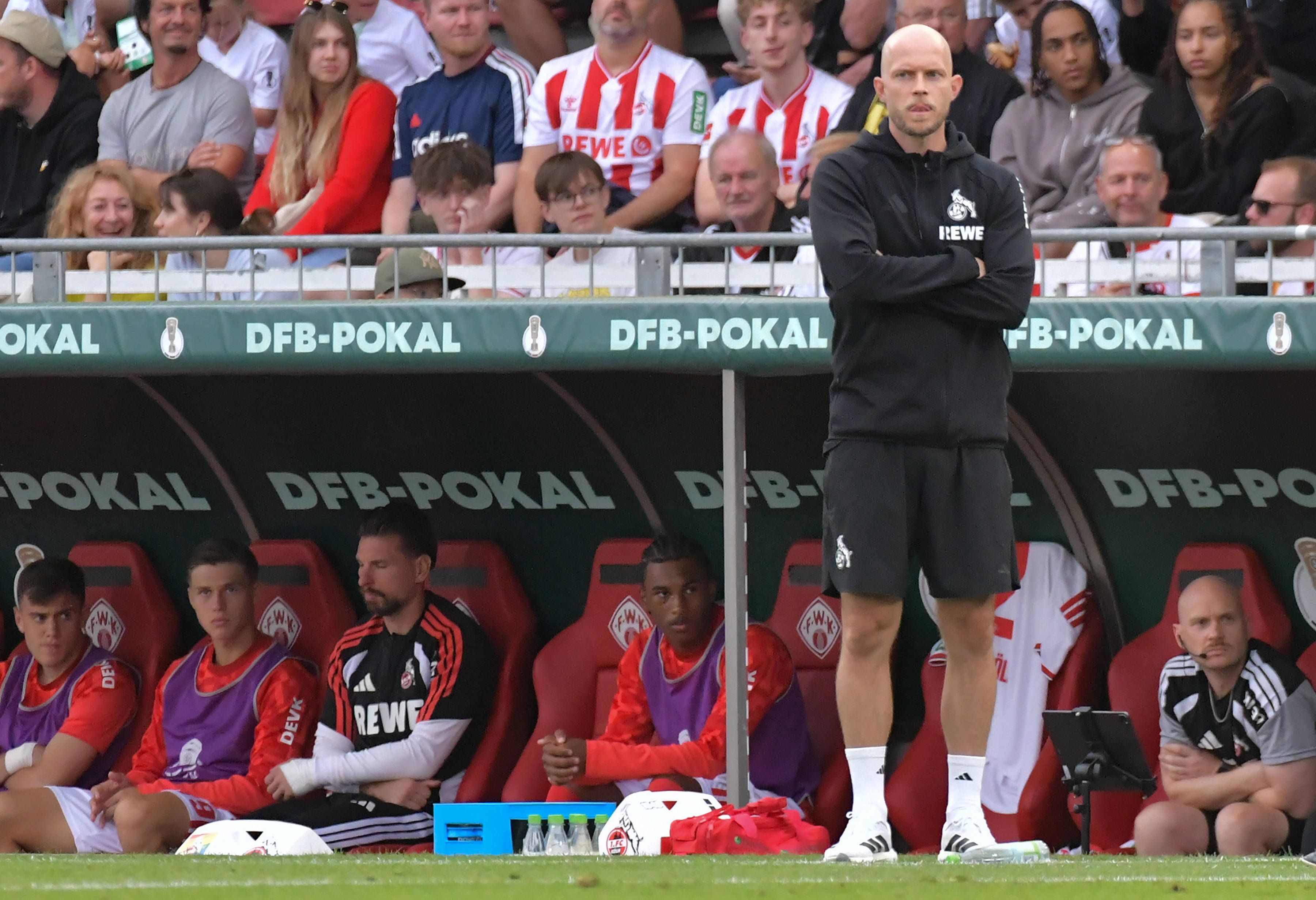 René Wagner beim 1. FC Köln am Spielfeldrand.