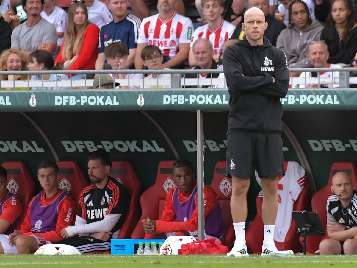René Wagner beim 1. FC Köln am Spielfeldrand.
